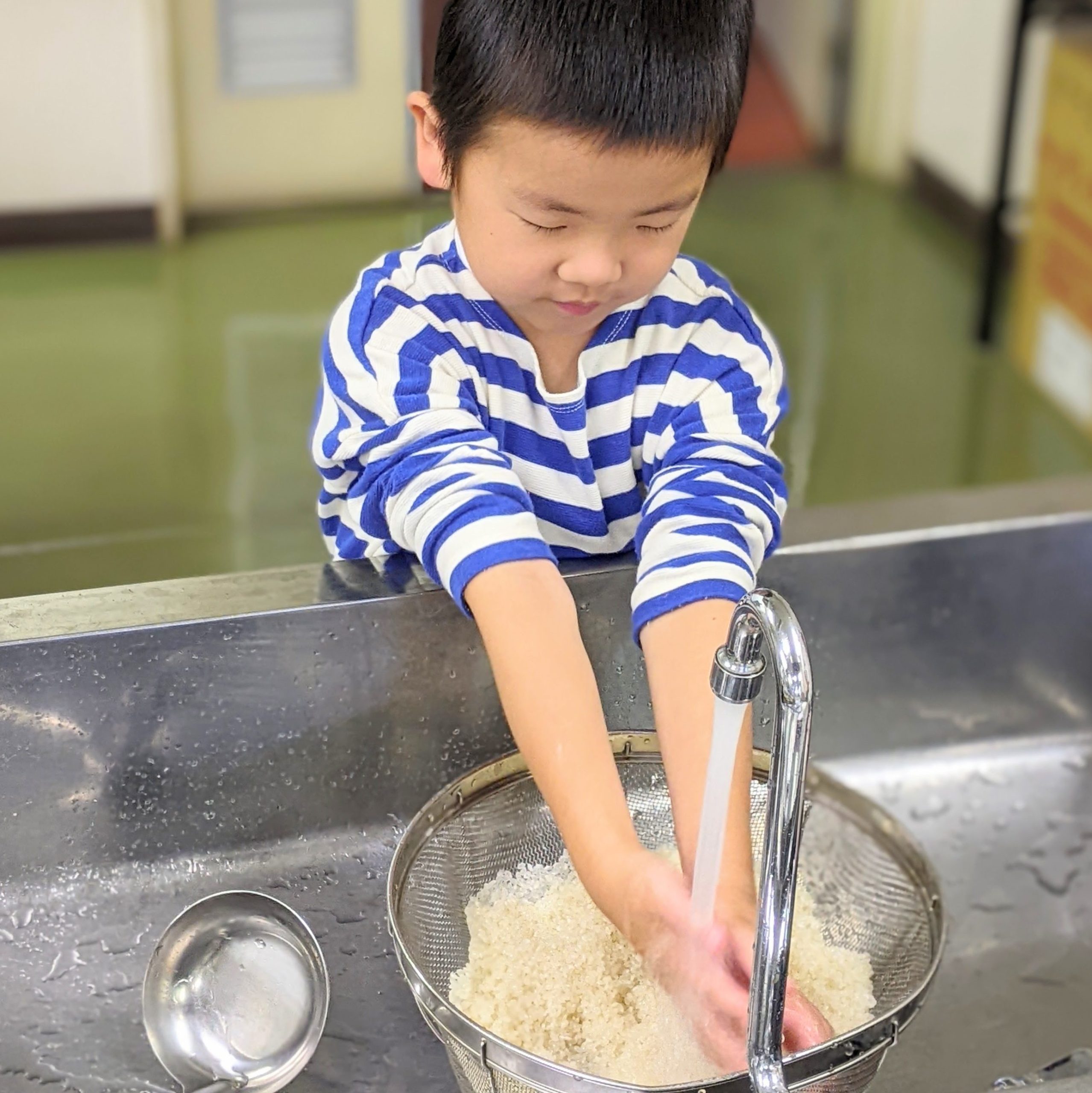 子ども食堂ハラクッチーナ米研ぎ